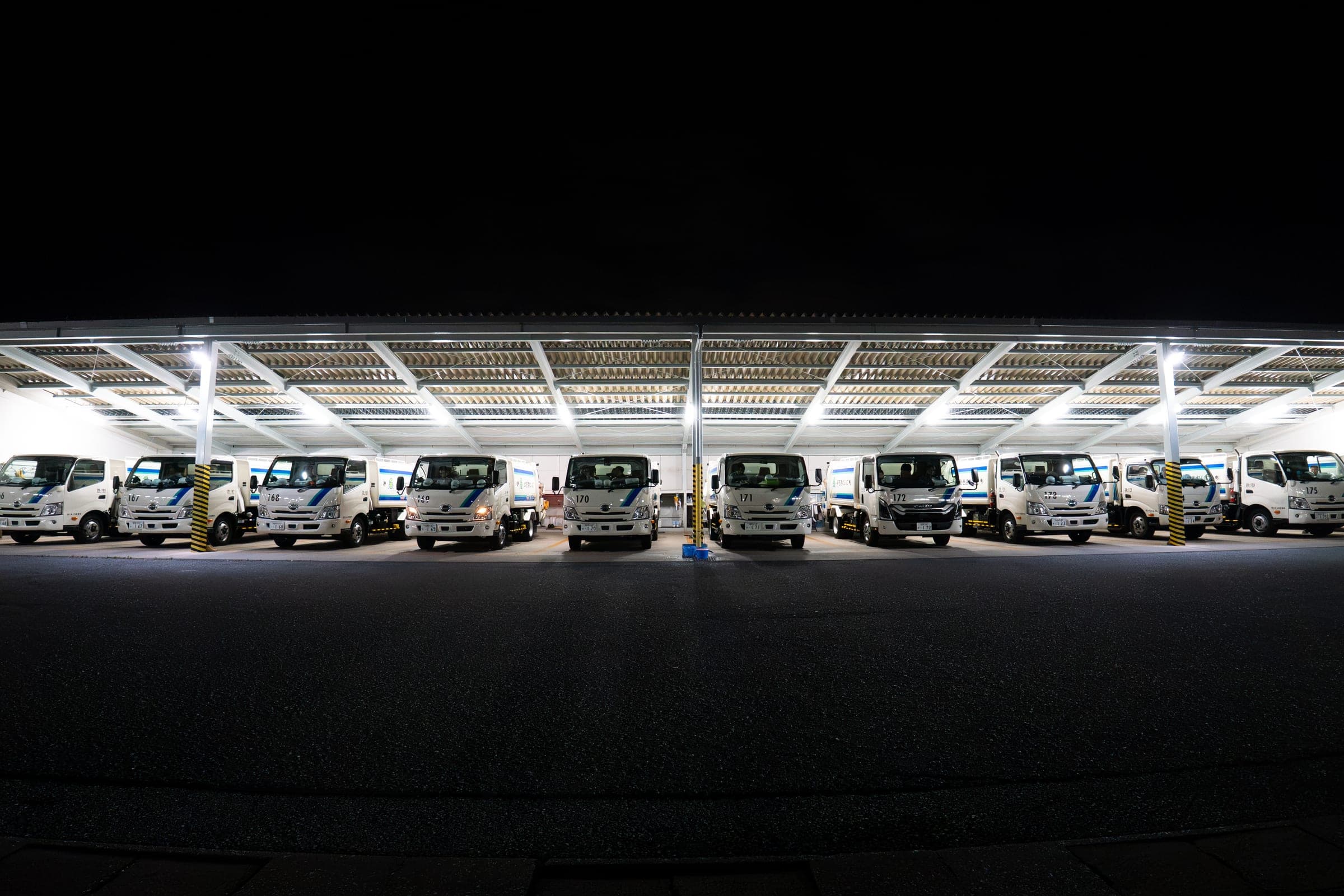 夜間、整列する収集車両